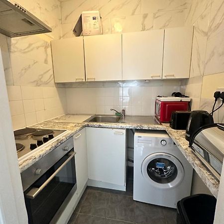 Lovely 2 Bed Flat 2 Floor Miles Apartment London Bagian luar foto