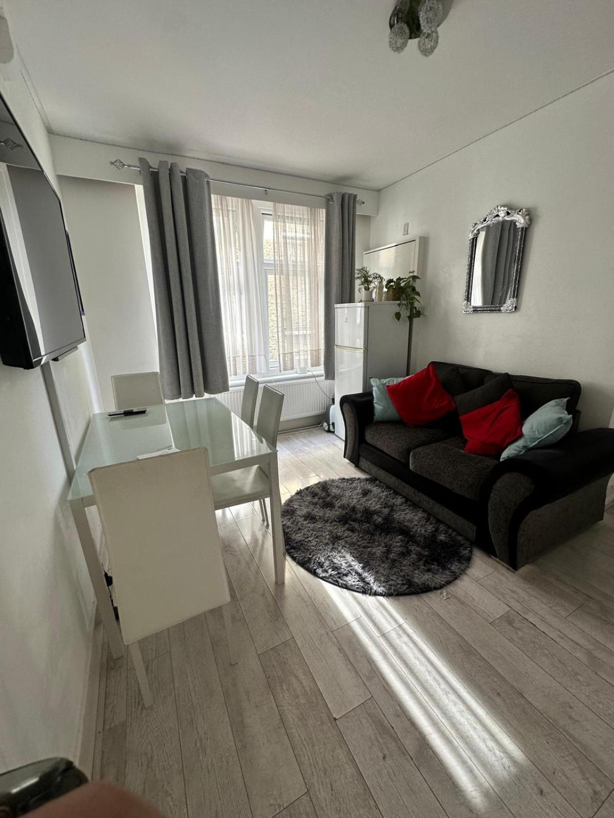 Lovely 2 Bed Flat 2 Floor Miles Apartment London Bagian luar foto