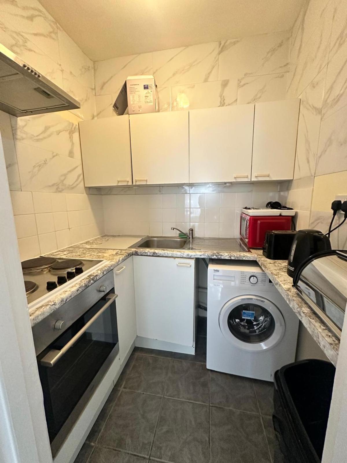 Lovely 2 Bed Flat 2 Floor Miles Apartment London Bagian luar foto