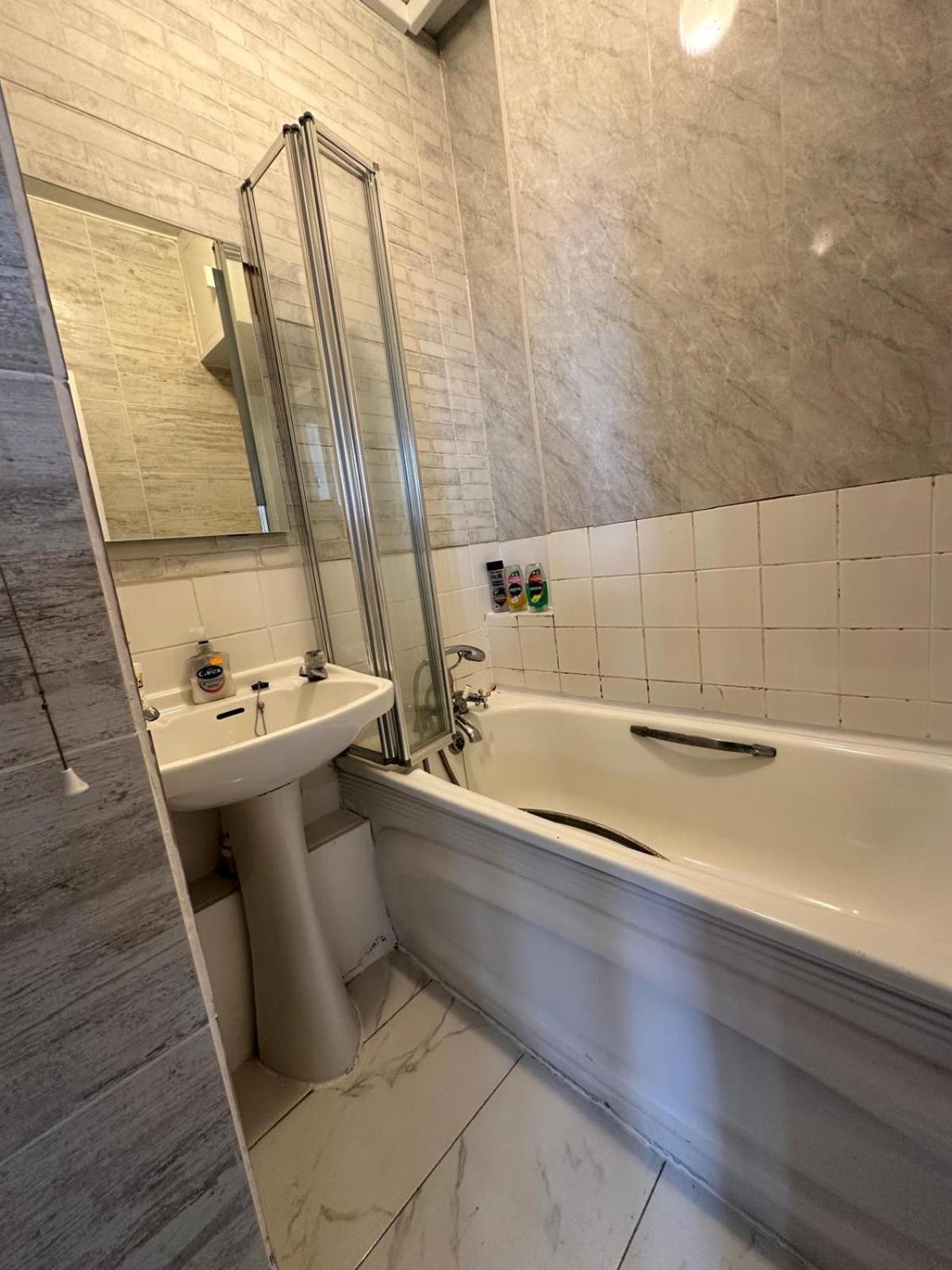 Lovely 2 Bed Flat 2 Floor Miles Apartment London Bagian luar foto