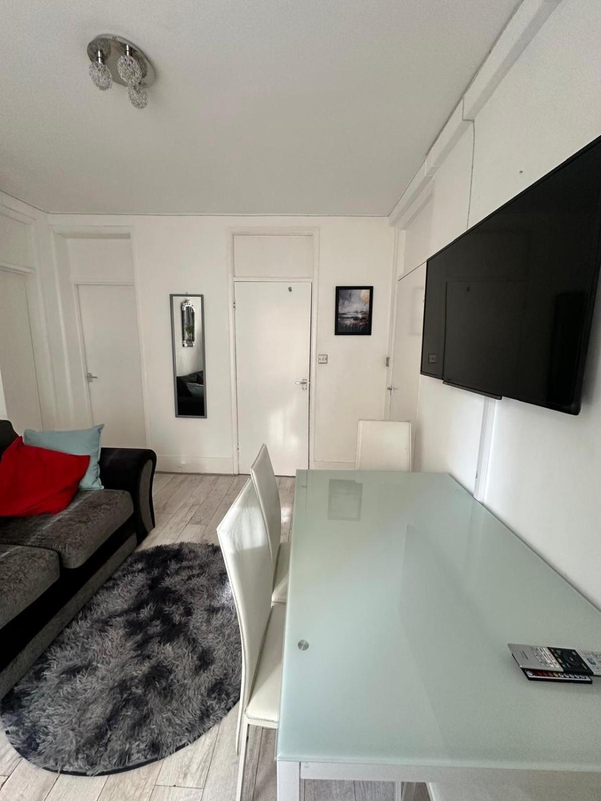 Lovely 2 Bed Flat 2 Floor Miles Apartment London Bagian luar foto