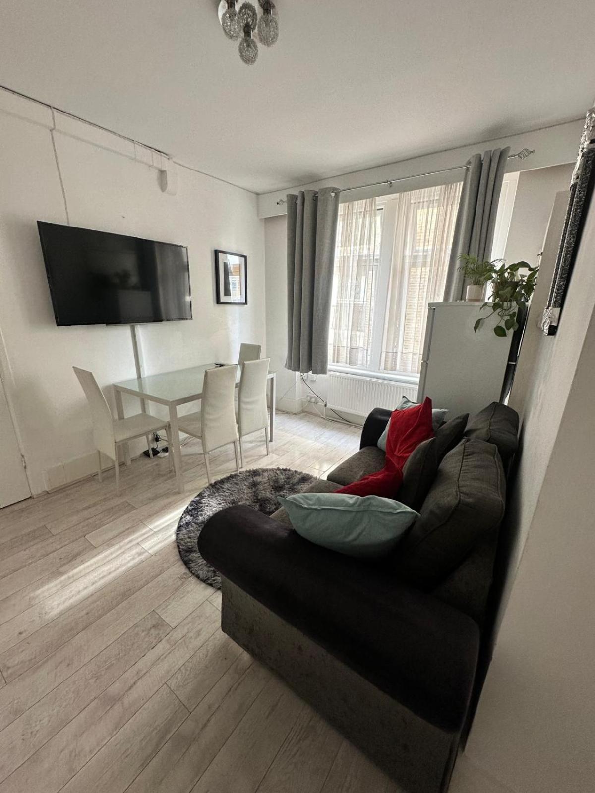 Lovely 2 Bed Flat 2 Floor Miles Apartment London Bagian luar foto