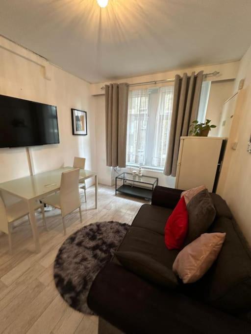 Lovely 2 Bed Flat 2 Floor Miles Apartment London Bagian luar foto