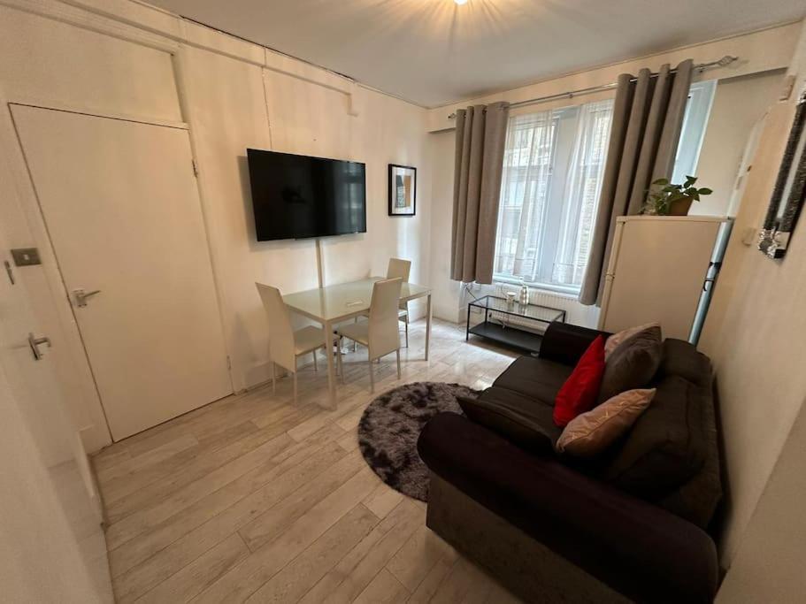 Lovely 2 Bed Flat 2 Floor Miles Apartment London Bagian luar foto